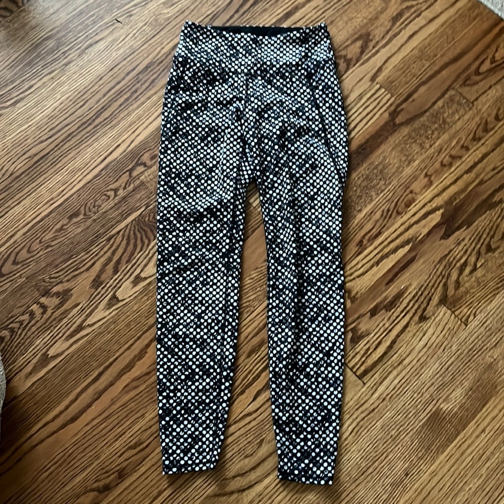 Patterned athletic leggings